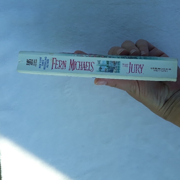 The Jury, a paperback book written by Fern Michaels 2006 - Picture 3 of 6